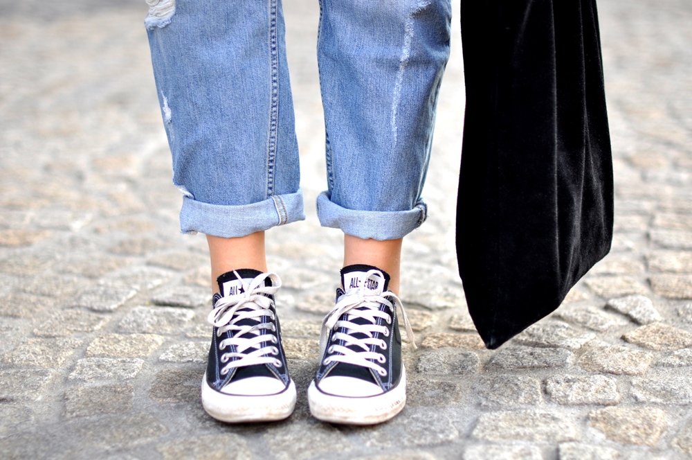 ripped jeans converse